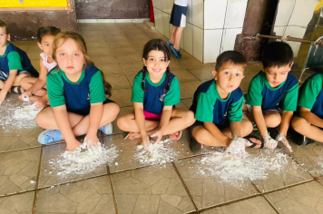 Foto - Mãos que criam: alunos da Creche e da Pré-Escola se divertem com massinhas coloridas
