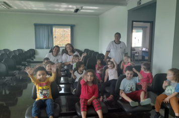 Foto - Alunos celebram o aniversário de Albertina e o Carnaval com muita alegria!