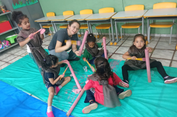 Foto relacionada - Aprender brincando: criatividade, sustentabilidade e imaginação em sala de aula