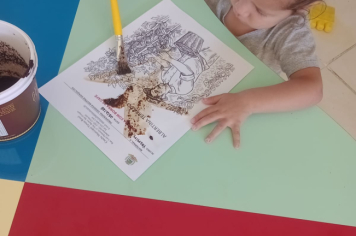 Foto - Alunos celebram o aniversário de Albertina e o Carnaval com muita alegria!