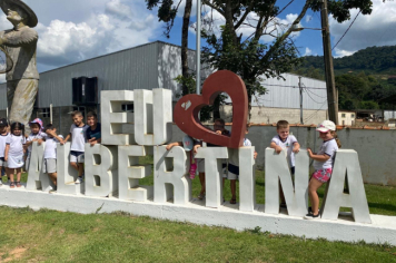 Foto - Alunos celebram o aniversário de Albertina e o Carnaval com muita alegria!