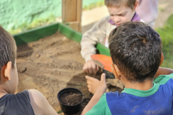 Foto - Plantio de Sementes (Dia da Árvore | Pré-Escola M. Luzia Sanches Diniz)