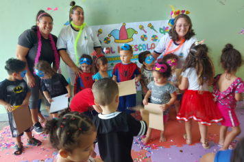 Foto - Alunos celebram o aniversário de Albertina e o Carnaval com muita alegria!