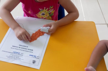 Foto - Alunos celebram o aniversário de Albertina e o Carnaval com muita alegria!