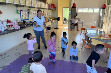 Foto - Alunos celebram o aniversário de Albertina e o Carnaval com muita alegria!