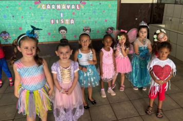 Foto - Alunos celebram o aniversário de Albertina e o Carnaval com muita alegria!