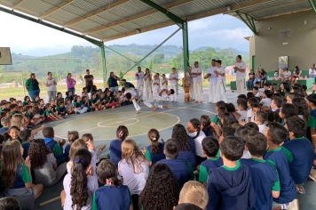 Foto relacionada - Capoeira leva cultura, movimento e consciência para estudantes de Albertina