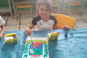 Foto - Alunos celebram o aniversário de Albertina e o Carnaval com muita alegria!