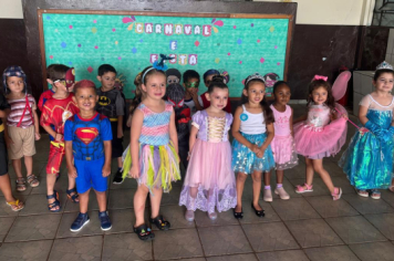 Foto - Alunos celebram o aniversário de Albertina e o Carnaval com muita alegria!