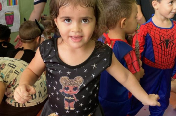 Foto - Alunos celebram o aniversário de Albertina e o Carnaval com muita alegria!