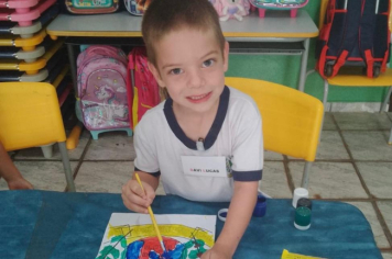 Foto - Alunos celebram o aniversário de Albertina e o Carnaval com muita alegria!