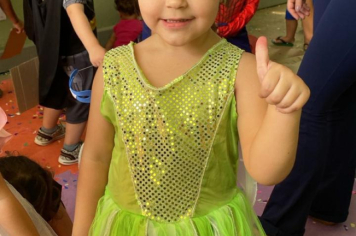 Foto - Alunos celebram o aniversário de Albertina e o Carnaval com muita alegria!