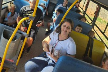 Foto - Alunos celebram o aniversário de Albertina e o Carnaval com muita alegria!