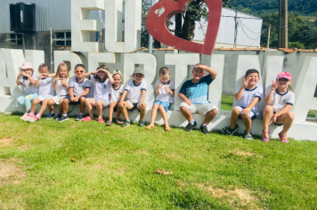 Foto - Alunos celebram o aniversário de Albertina e o Carnaval com muita alegria!