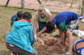 Foto - Plantio de Árvores  (Dia da Árvore | Escola Antonio Ferreira)