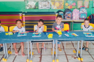 Foto - Alunos celebram o aniversário de Albertina e o Carnaval com muita alegria!