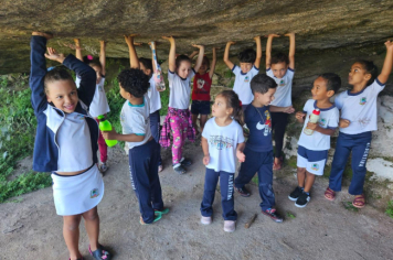 Foto - Alunos celebram o aniversário de Albertina e o Carnaval com muita alegria!
