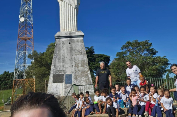 Foto - Alunos celebram o aniversário de Albertina e o Carnaval com muita alegria!