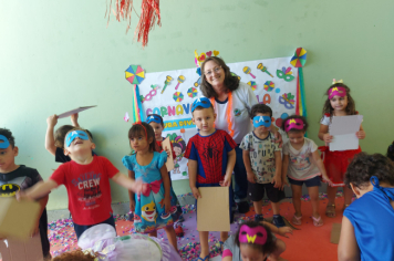 Foto - Alunos celebram o aniversário de Albertina e o Carnaval com muita alegria!