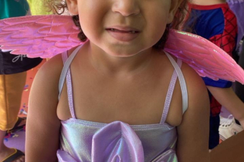 Foto - Alunos celebram o aniversário de Albertina e o Carnaval com muita alegria!