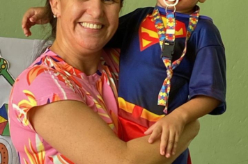 Foto - Alunos celebram o aniversário de Albertina e o Carnaval com muita alegria!