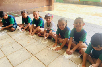 Foto - Mãos que criam: alunos da Creche e da Pré-Escola se divertem com massinhas coloridas