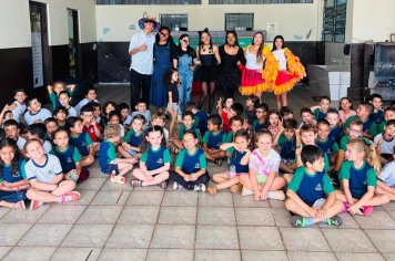 Foto relacionada - Teatro encanta crianças da Pré-Escola Luzia Sanches Diniz com “Os Saltimbancos”