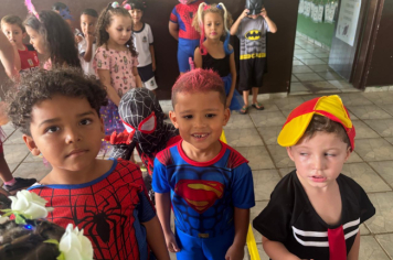 Foto - Alunos celebram o aniversário de Albertina e o Carnaval com muita alegria!