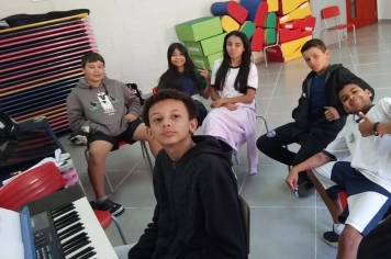Aula de piano encanta alunos da Escola Municipal Antonio Ferreira