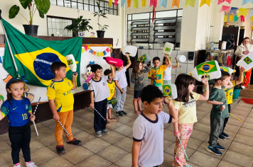 Hora Cívica Encanta na Pré-Escola Luzia Sanches Diniz com Música, Emoção e Amor à Infância
