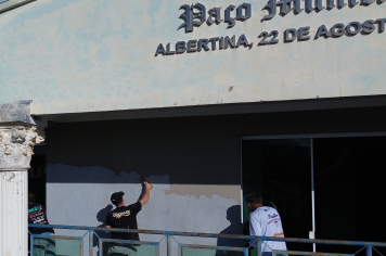 Fachada da Prefeitura de Albertina Passa por Revitalização com Aplicação de Nova Textura