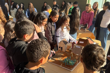 Alunos do 8º ano dão vida à Revolução Industrial em mini-feira de maquetes