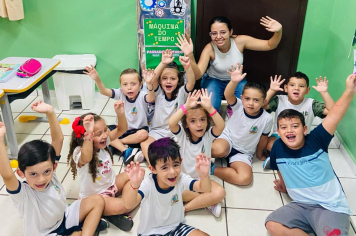 Dinossauro invade escola e transforma aprendizado em diversão!