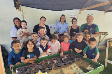 Crianças da Pré-Escola Luzia Sanches Diniz celebram o Dia da Árvore com plantio de sementes