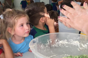 Criatividade em ação: crianças da rede municipal aprendem e se divertem com massinhas durante a Semana das Crianças