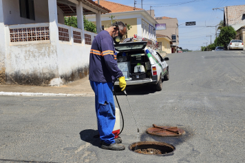 Albertina realiza dedetização nos bueiros e rede de esgoto para combater pragas e garantir mais saúde à população