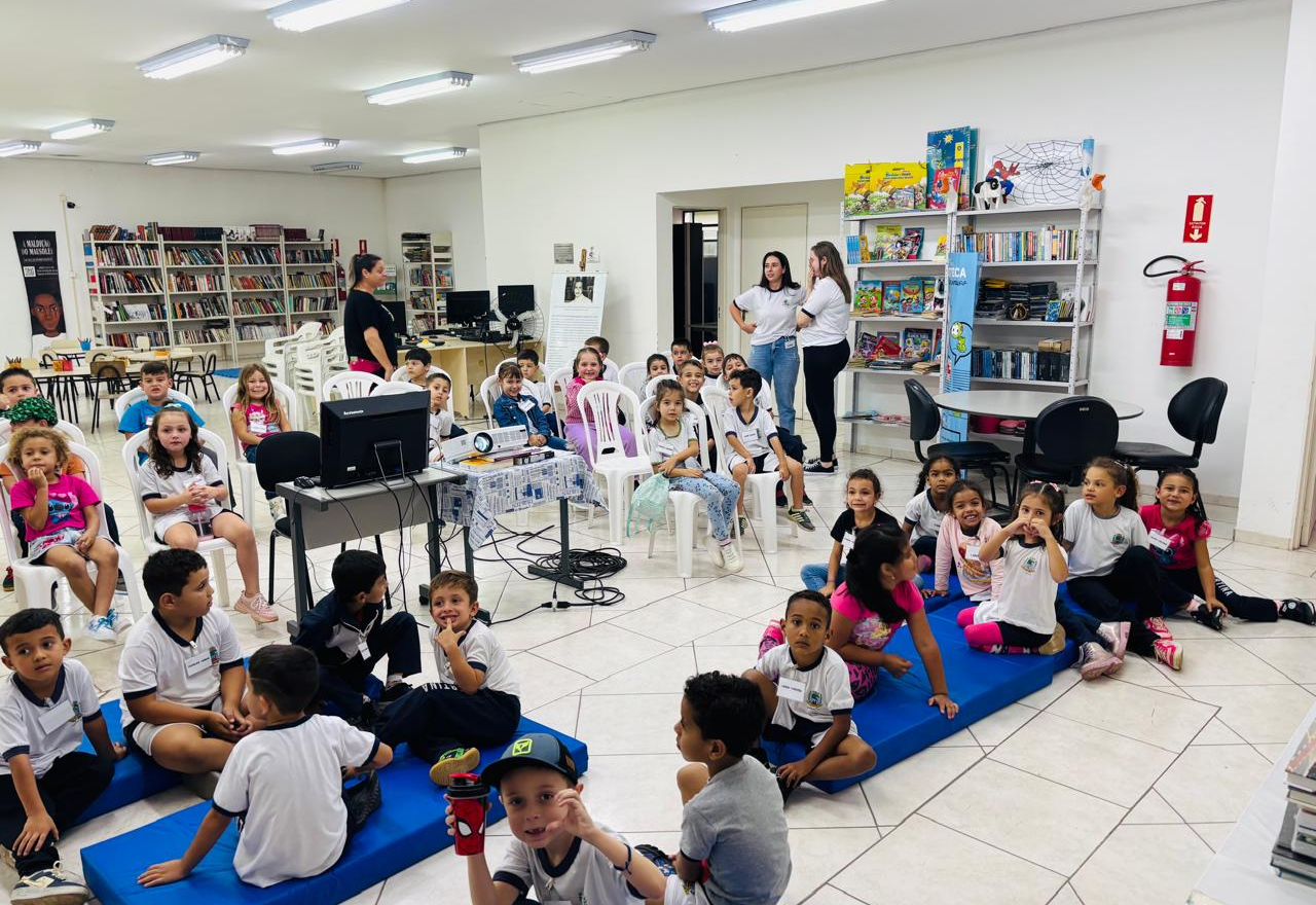 Explorando o Mundo da Imaginação: Crianças da Pré-Escola Visitam Biblioteca Regional