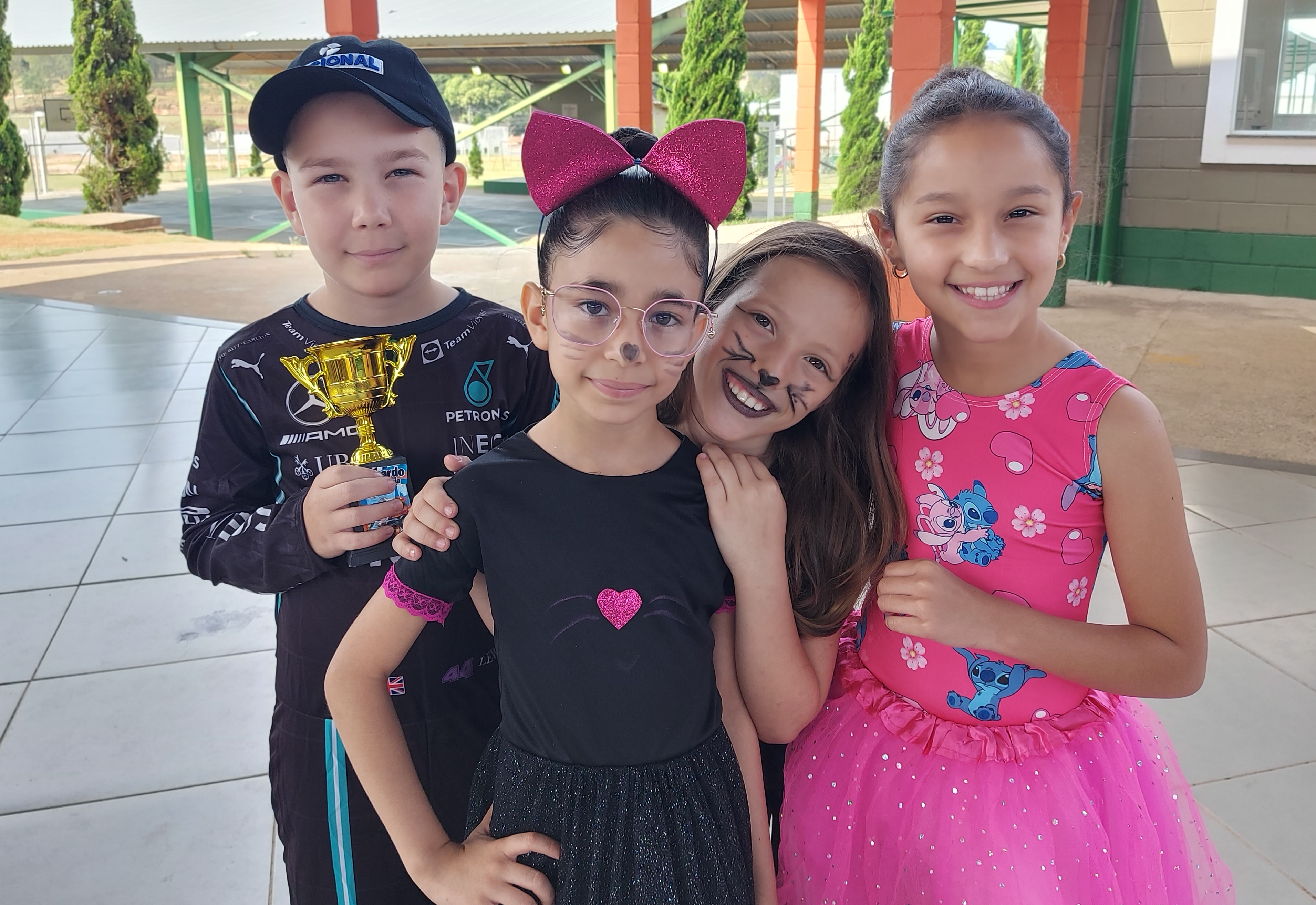 Desfile de Fantasias Encanta Alunos e Professores na Escola Municipal Antônio Ferreira!