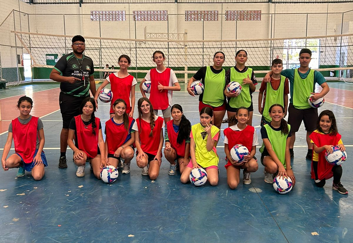 Treino de Vôlei Reúne Jovens em Atividade Cheia de Energia e Espírito de Equipe