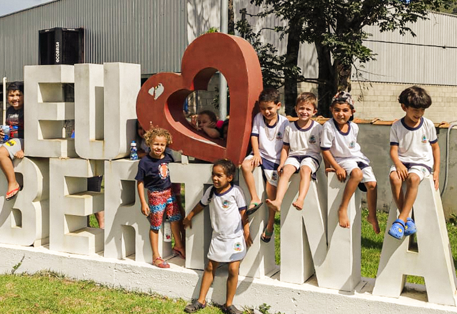 Festa em Dobro! Alunos celebram o aniversário de Albertina e o Carnaval com muita alegria!