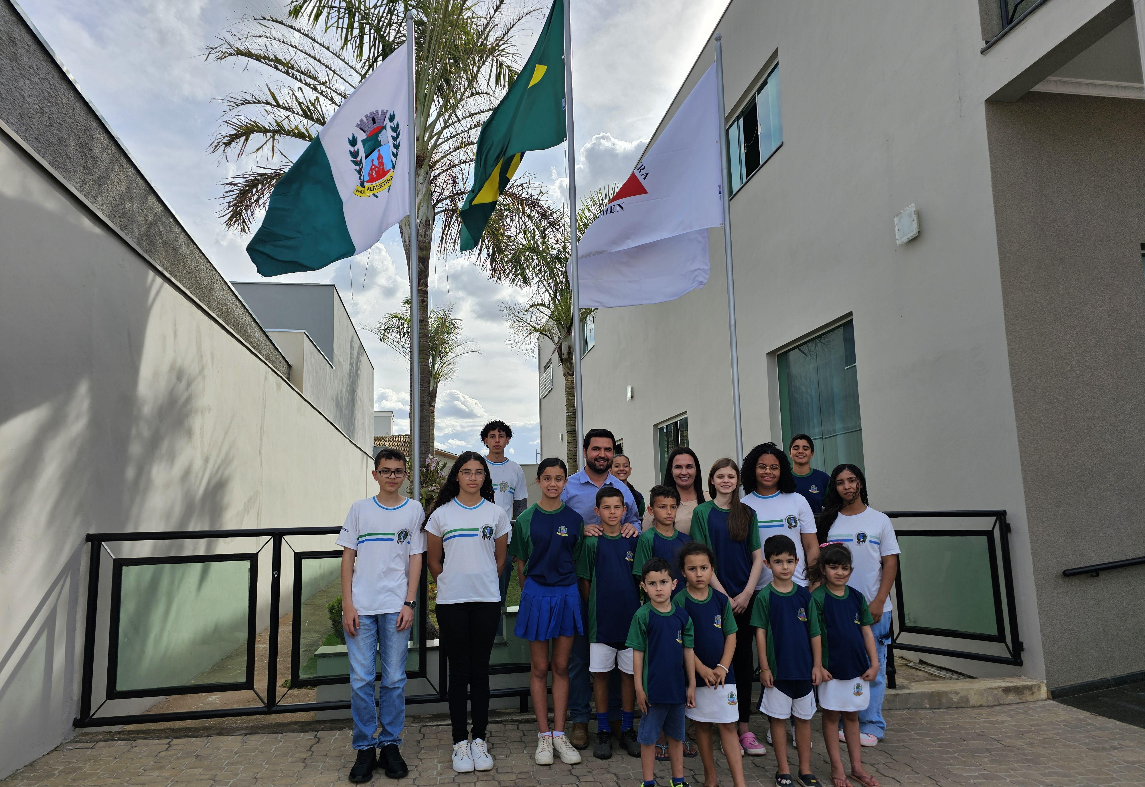 Semana da Pátria em Albertina tem início com ato cívico de hasteamento das bandeiras