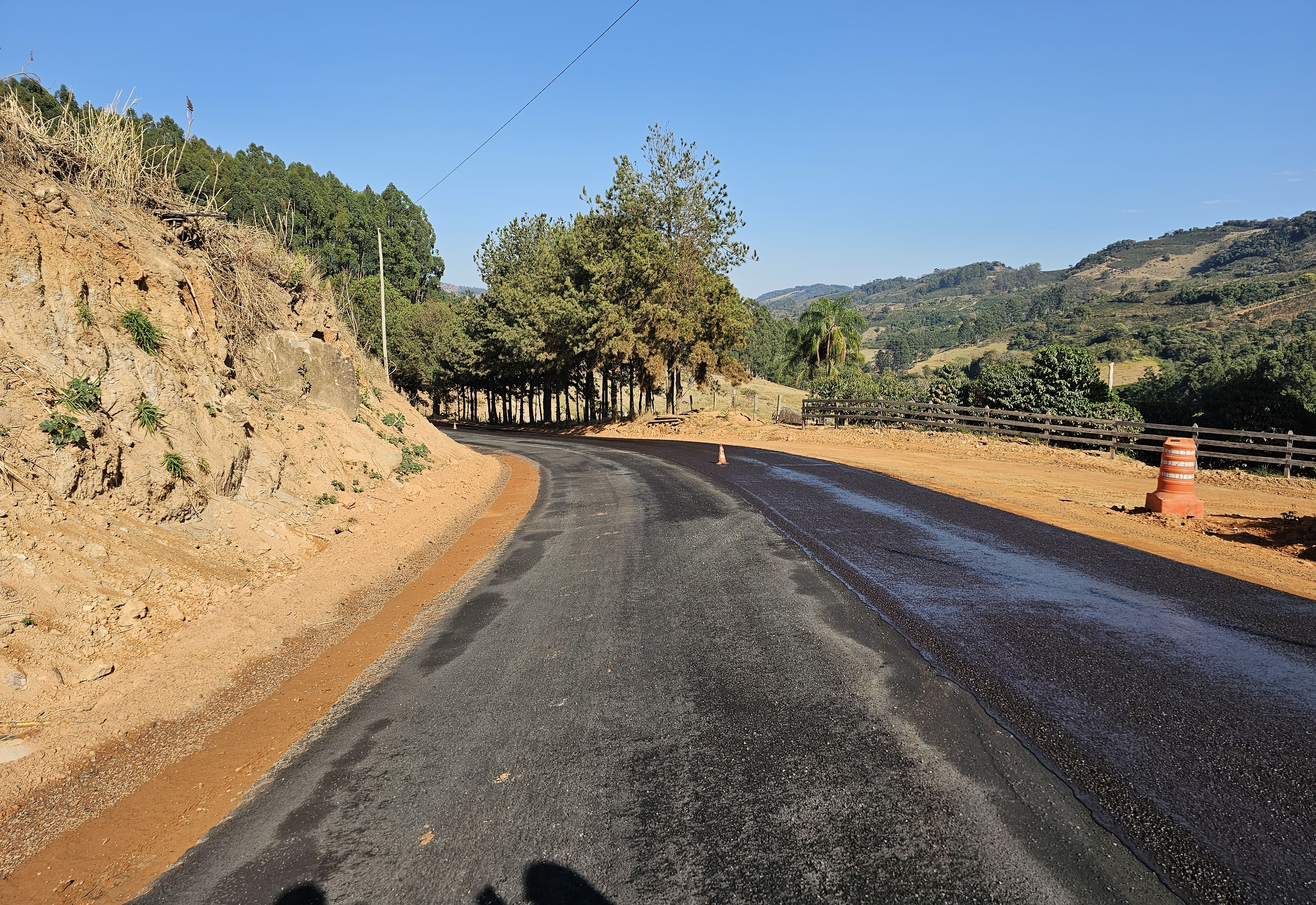 Novo Asfalto Transforma Estrada de Albertina ao Bairro Abertão de Cima