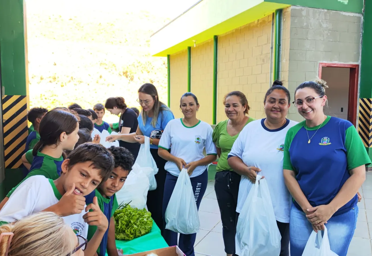 Da horta à feirinha: alunos da Escola Antônio Ferreira colhem, aprendem e compartilham saberes