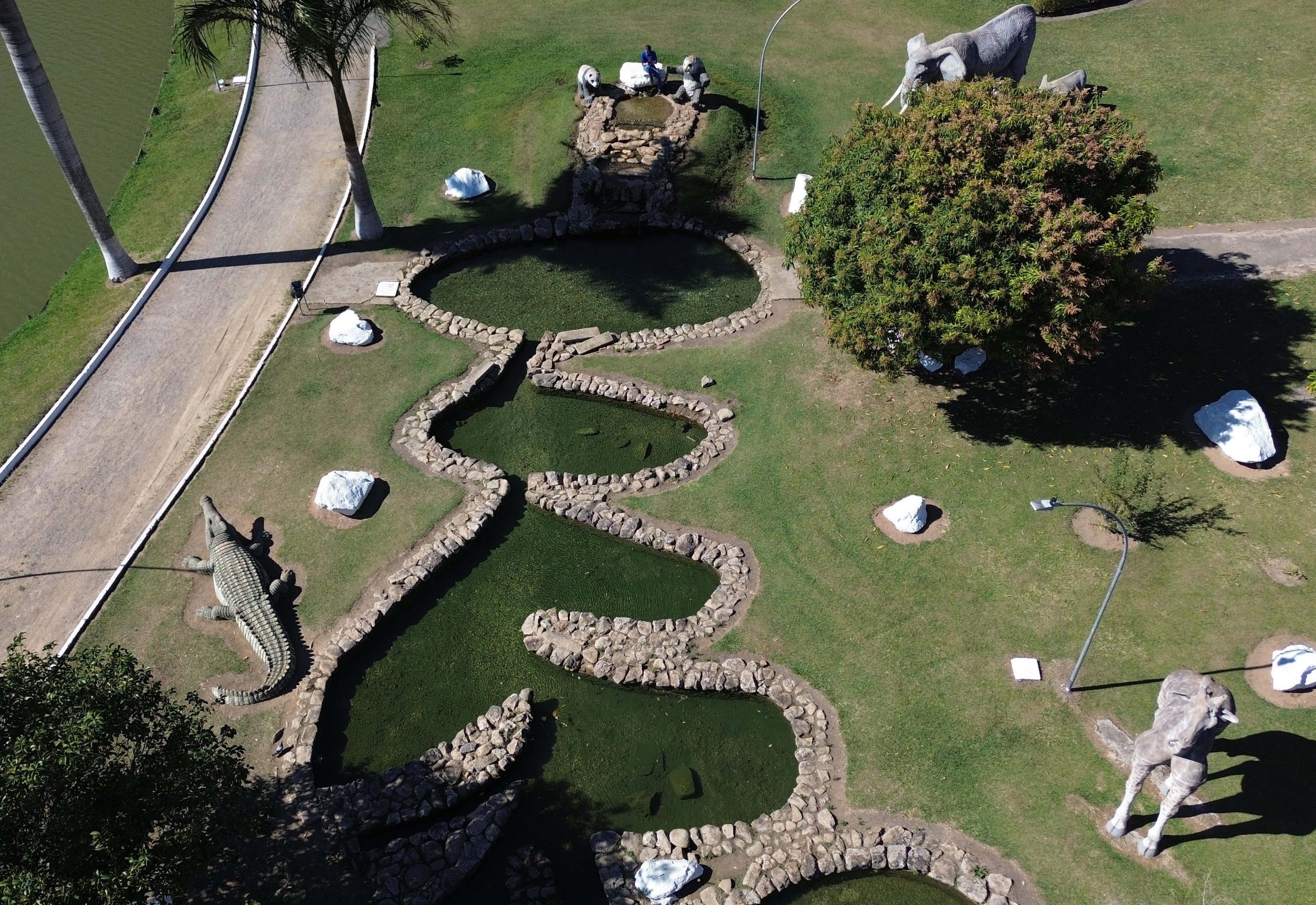 Parque do Lago recebe limpeza no aquário e novos peixes ornamentais