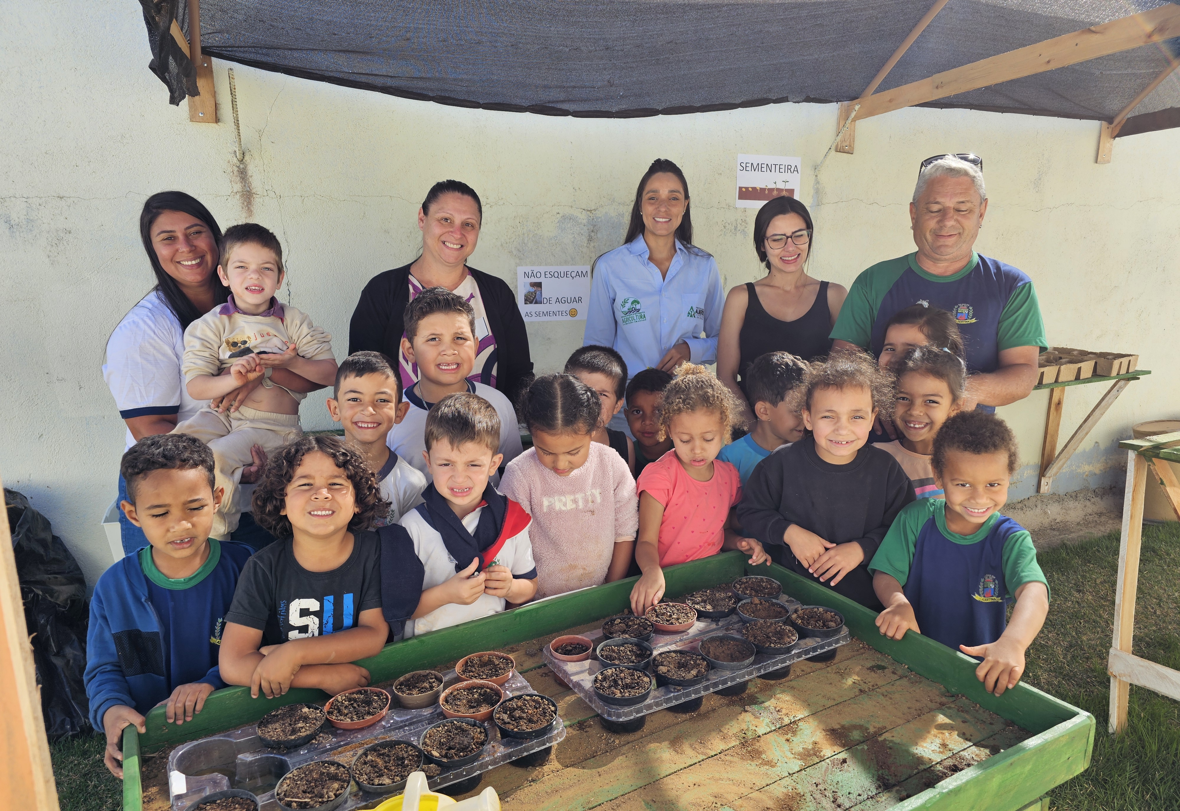 Crianças da Pré-Escola Luzia Sanches Diniz celebram o Dia da Árvore com plantio de sementes