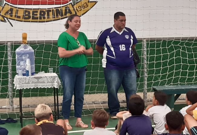 Hoje foi o dia de entregar as crianças a ficha de inscrição que será encaminhada aos pais de direitos e deveres